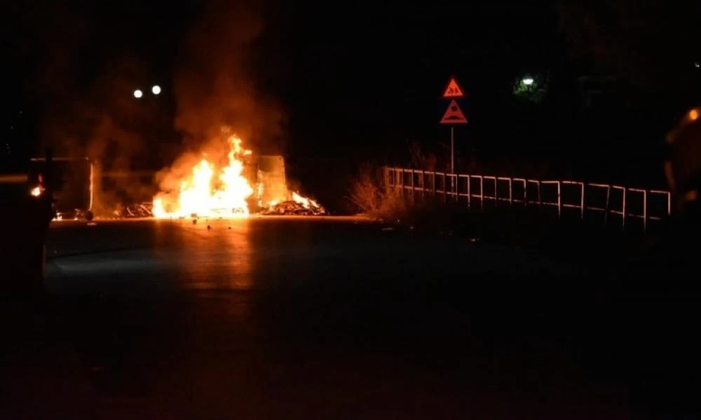 Επεισόδια με Ρομά και στο Αγρίνιο: Πυρπόλησαν κάδους και πετούν πέτρες(βίντεο)